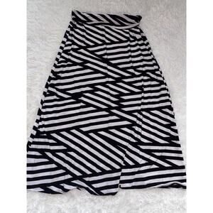 LDLA Women’s Sz. M Black & White Geometric Maxi Skirt. Cute